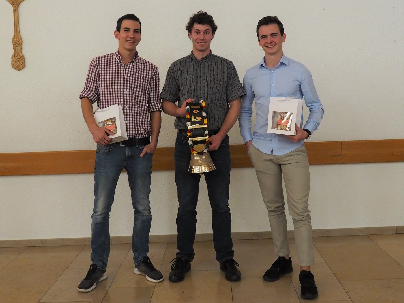 Dominic Räz, Dario Simmen und Jonas Bürg (v. l. n. r.) sind die erfolgreichsten Absolventen der  Handelsschule.