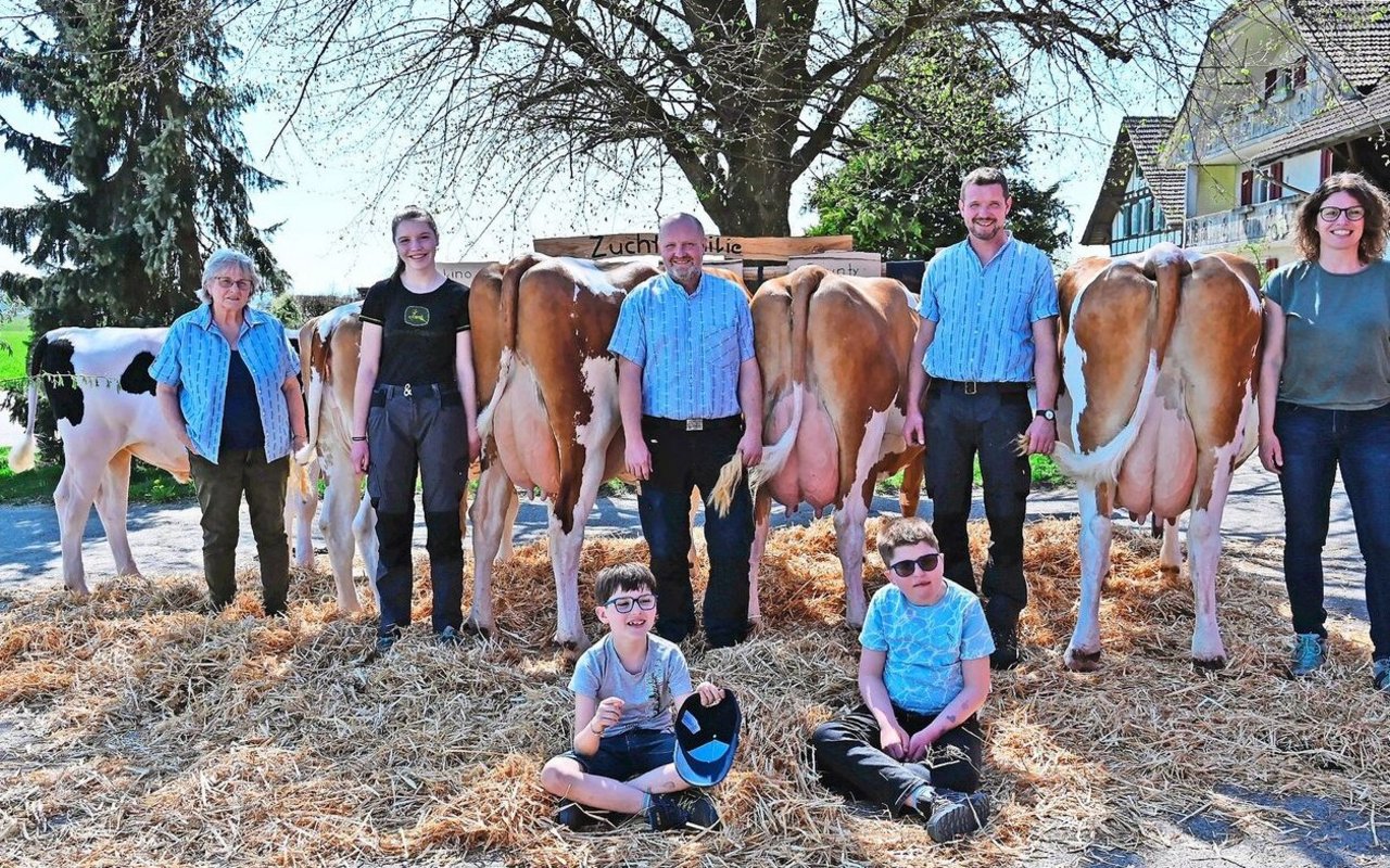 Familie von Dach freut sich über ein tolles Ergebnis an der Zuchtfamilienschau um Stammkuh Belle (v. l. n. r.): Margrit, Laura, Markus, Reto und Christine von Dach sowie (vorne v. l. n. r.): Noah und Levin. 