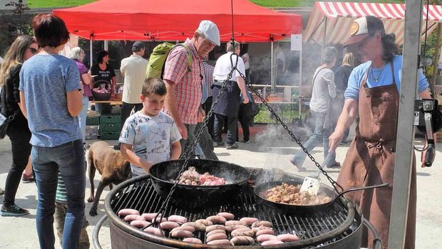 Sandra Knecht am Grill sucht immer wieder neue Geschmackskombinationen. (Bild LZE)