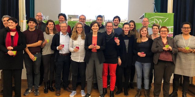 Die Spitzenkandidaten der Grünen inmitten der ganzen LIstentruppe: Christine Badertscher (2.v.l.), Regula Rytz (v. mit rotem Shirt), Aline Trede (v. mit roten Hosen) und Kilian Baumann (r. hinter Trede). (Bild akr)