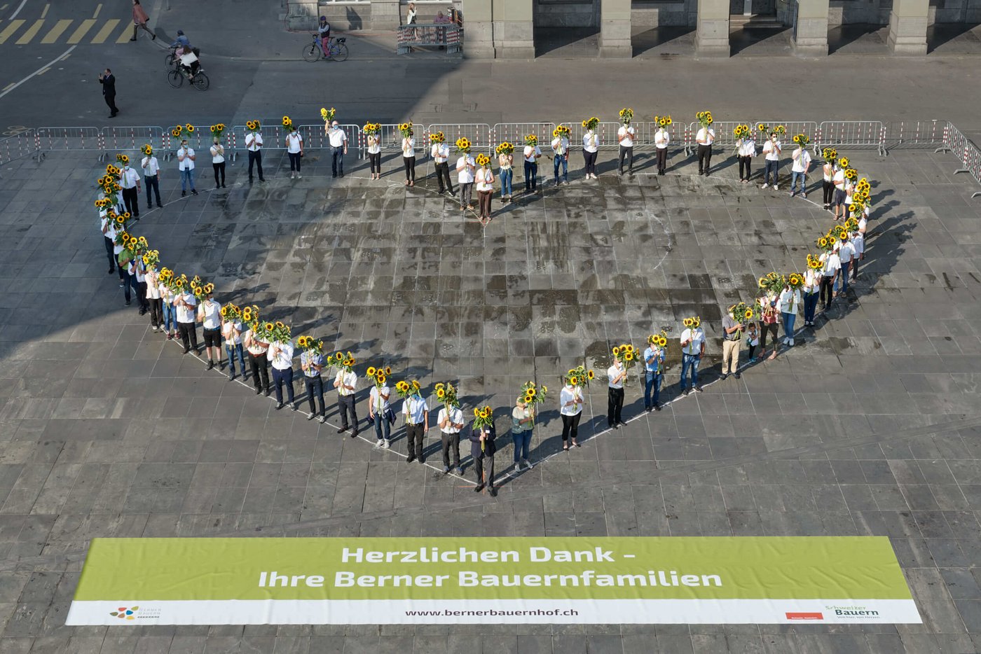Die Sonnenblumen sollen laut dem Berner Bauernverband nicht nur ein Zeichen der Dankbarkeit sein, sondern auch dafür, dass Berner Bäuerinnen und Bauern auch in Zukunft nachhaltig produzieren und auf die Natur achten werden. (Bild BEBV) 