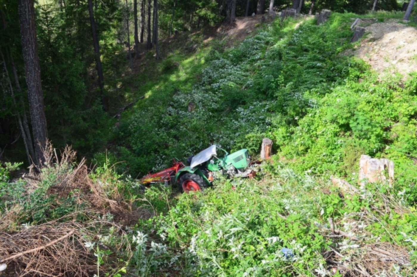 Der Traktor blieb in unwirtlichem Gelände liegen. (Bild Kapo GR)