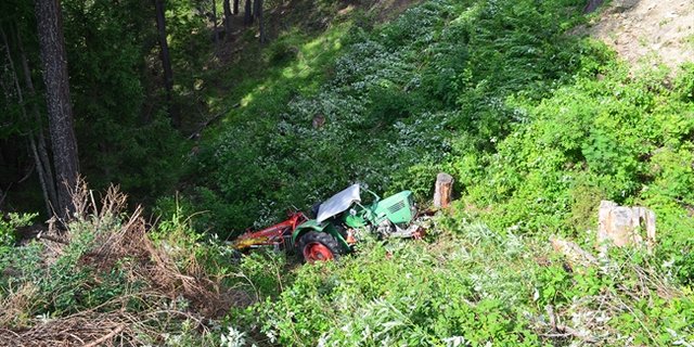 Der Traktor blieb in unwirtlichem Gelände liegen. (Bild Kapo GR)