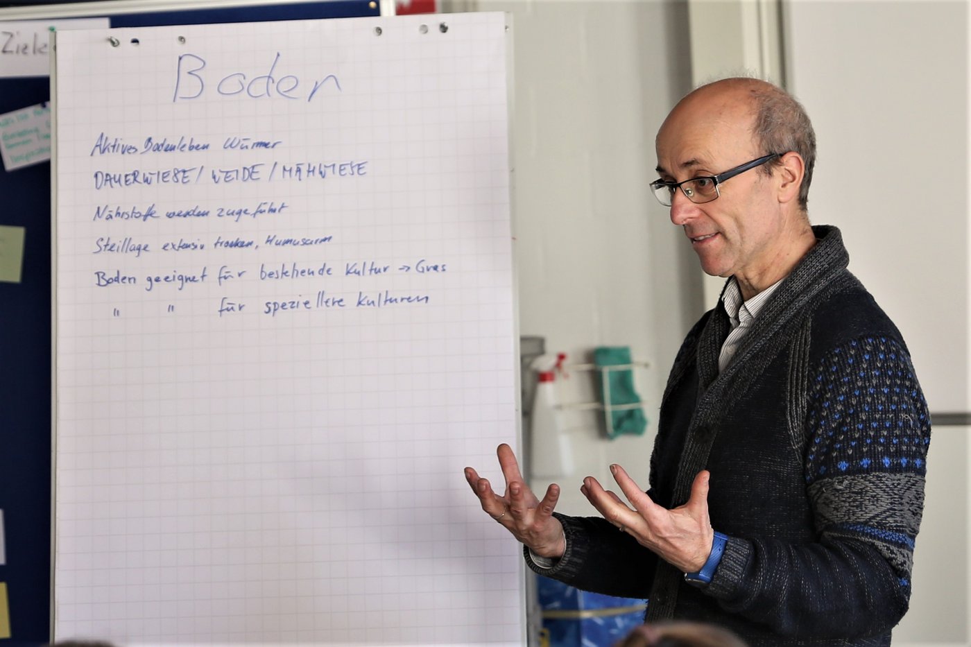 Permakultur: Berater Beat Rölli sieht in diesem Landwirtschafst-System grosse Potential.(Bilt Reto Betschart)