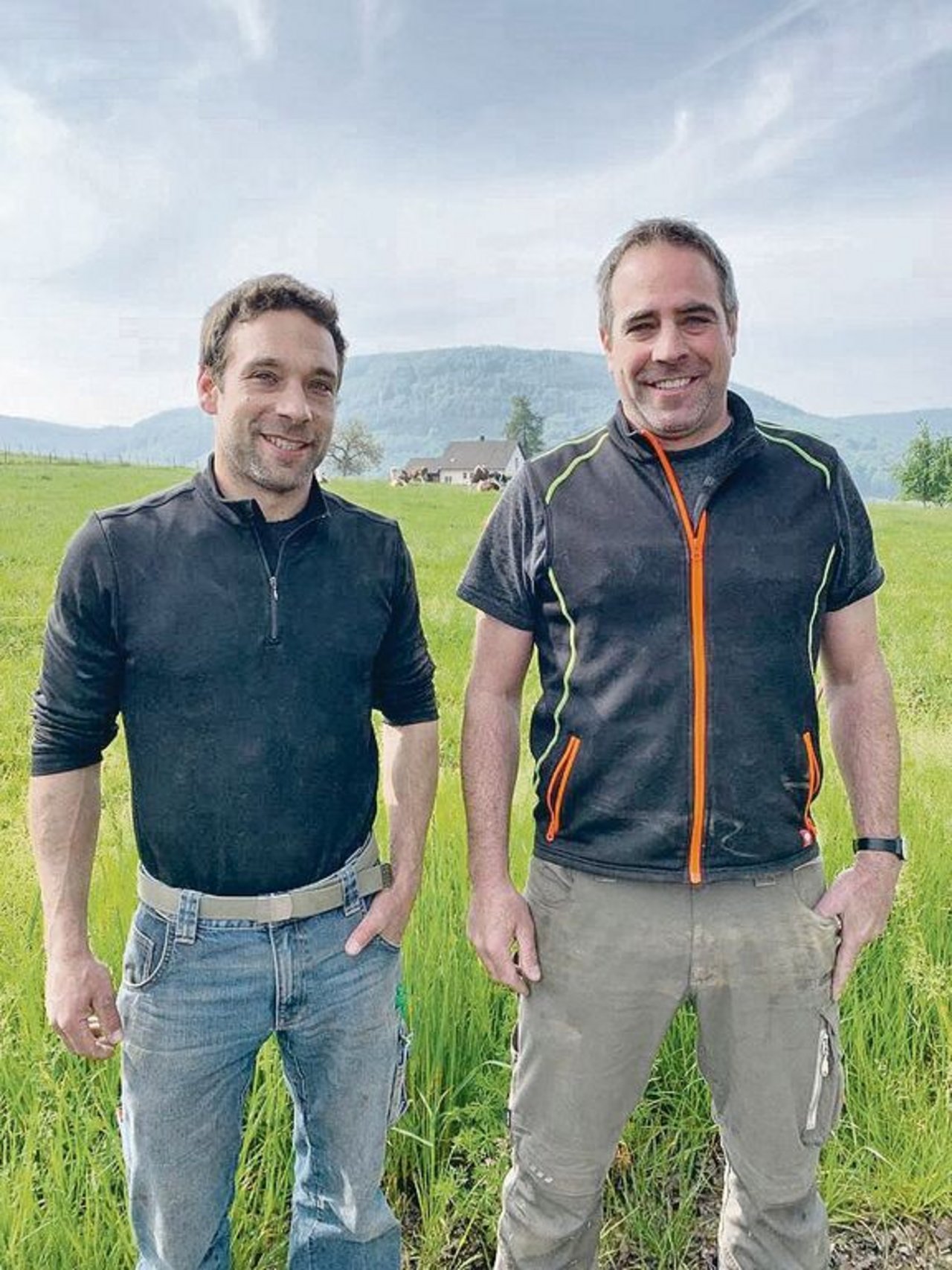 Hansueli (links) und Peter Gysel bewirtschaften zwei Betriebe in einer ÖLN-Gemeinschaft.​