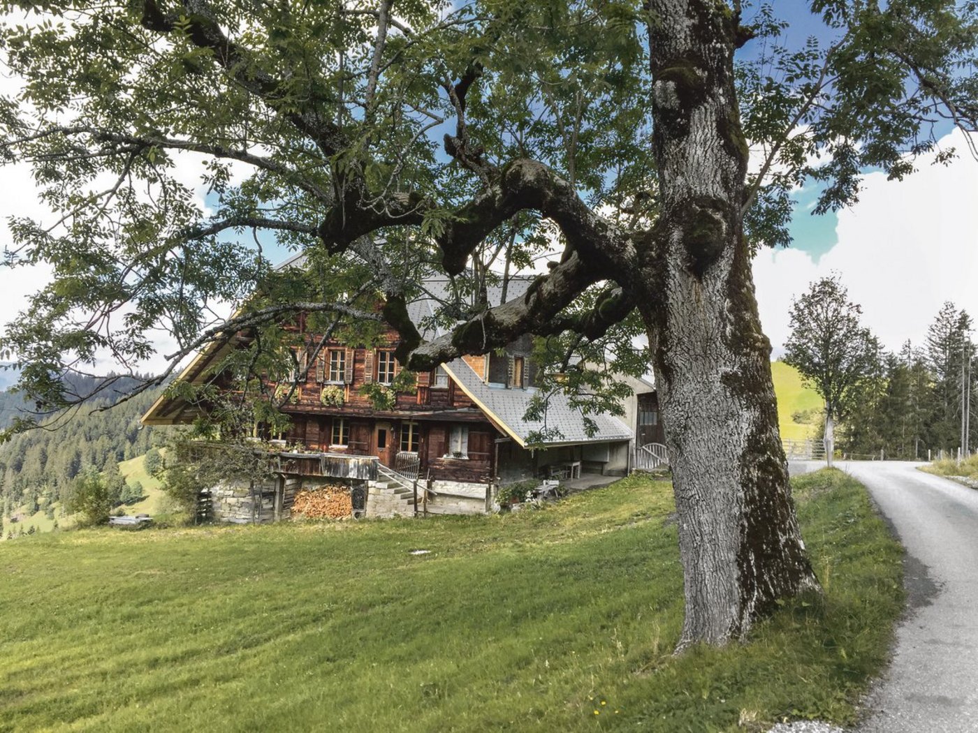 Zusätzliche Bauernhäuser, welche zum Betrieb gehören, lassen sich nicht einfach umbauen und für den Eigenbedarf nutzen. (Symbolbild Peter Fankhauser)