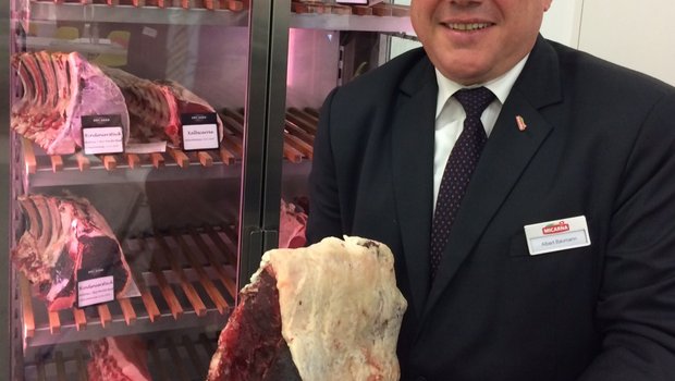 Micarna-Chef Albert Baumann mit knochengereiftem Rindfleisch. Dieses ist eine Nische, derweil der Massenmarkt immer mehr Pouletfleisch verlangt. (Bild Adrian Krebs)