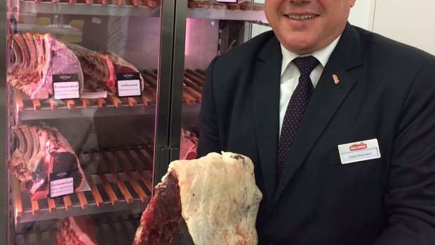 Micarna baut Geflügelschlachthof in der Ostschweiz Micarna-Chef Albert Baumann mit knochengereiftem Rindfleisch. Dieses ist eine Nische, derweil der Massenmarkt immer mehr Pouletfleisch verlangt. (Bild Adrian Krebs)