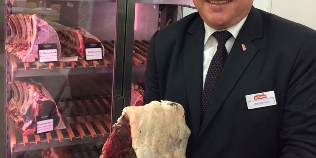 Micarna-Chef Albert Baumann mit knochengereiftem Rindfleisch. Dieses ist eine Nische, derweil der Massenmarkt immer mehr Pouletfleisch verlangt. (Bild Adrian Krebs)