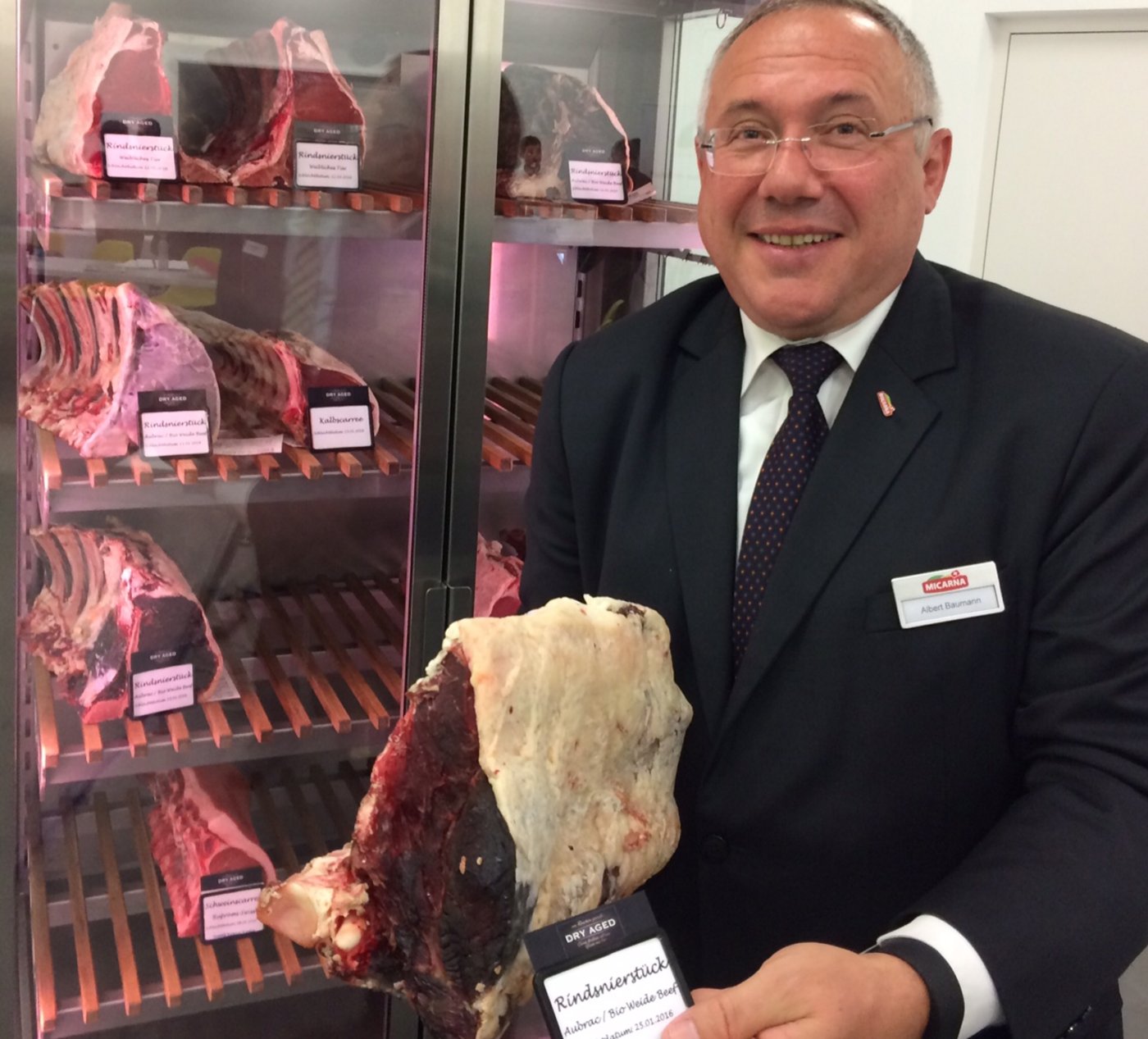 Micarna-Chef Albert Baumann mit knochengereiftem Rindfleisch. Dieses ist eine Nische, derweil der Massenmarkt immer mehr Pouletfleisch verlangt. (Bild Adrian Krebs)