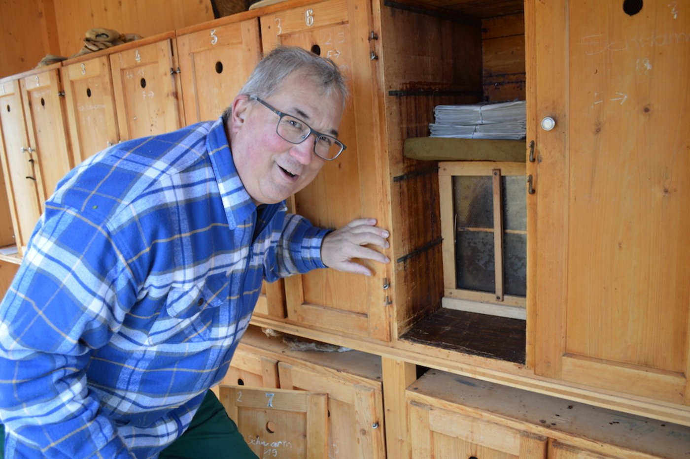 Der Imker gibt sein Wissen gerne weiter und leitet gelegentlich auch Imkerkurse.