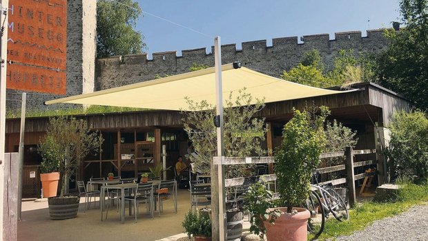 Im Sommer dient der Platz als Terrasse für die Gäste der Hofbeiz, im Winter ist hier der Stall für die Hochlandrinder.