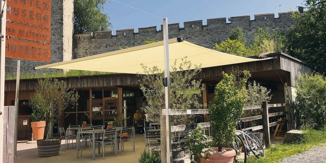 Im Sommer dient der Platz als Terrasse für die Gäste der Hofbeiz, im Winter ist hier der Stall für die Hochlandrinder.