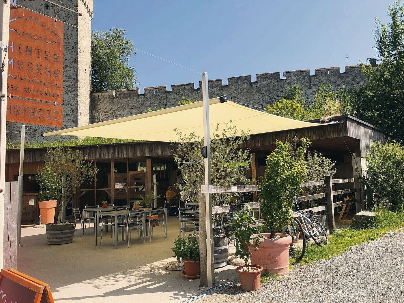 Im Sommer dient der Platz als Terrasse für die Gäste der Hofbeiz, im Winter ist hier der Stall für die Hochlandrinder.