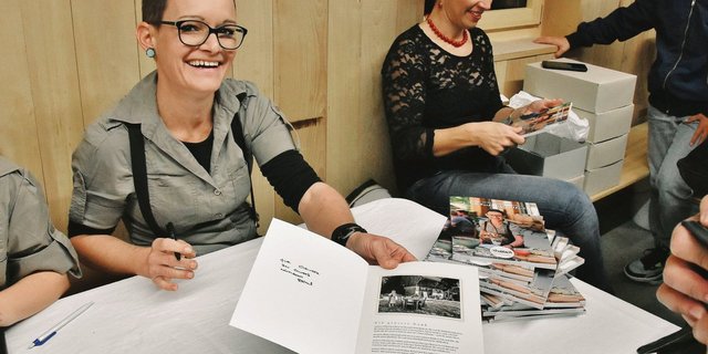 Anschliessend an die Degustation von Köstlichkeiten nach Rezepten aus Rahels Kürbiskernkochbuch nutzten die Gäste der Vernissage die Geleigenheit, das Kochbuch von der Autorin signieren zu lassen. (Bild Sanna Bührer Winiger)