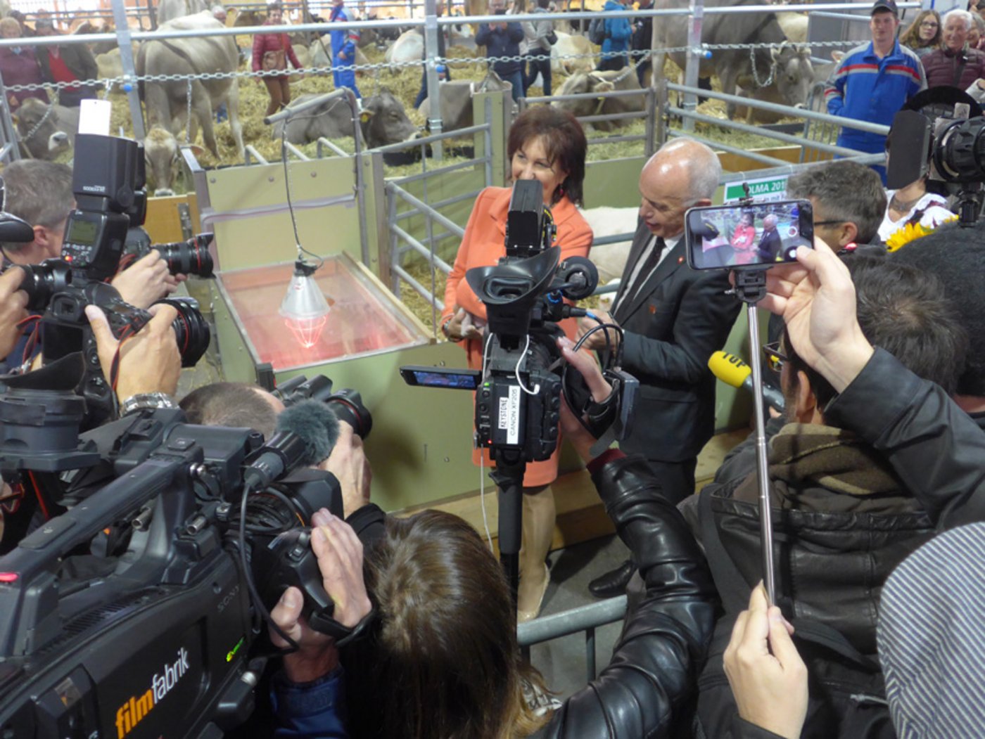 Das Tierbild mit Bundesrat: immer noch ein Kameramagnet. (Bild akr)