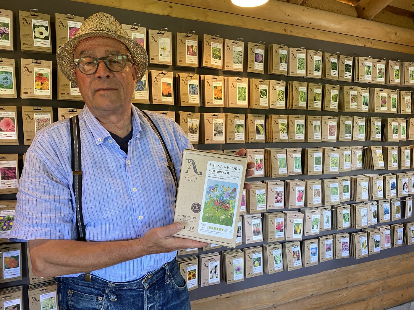 Jürg Hädrich mit der Sieger-Mischung im Selbstbedienungsladen von Artha Samen. 