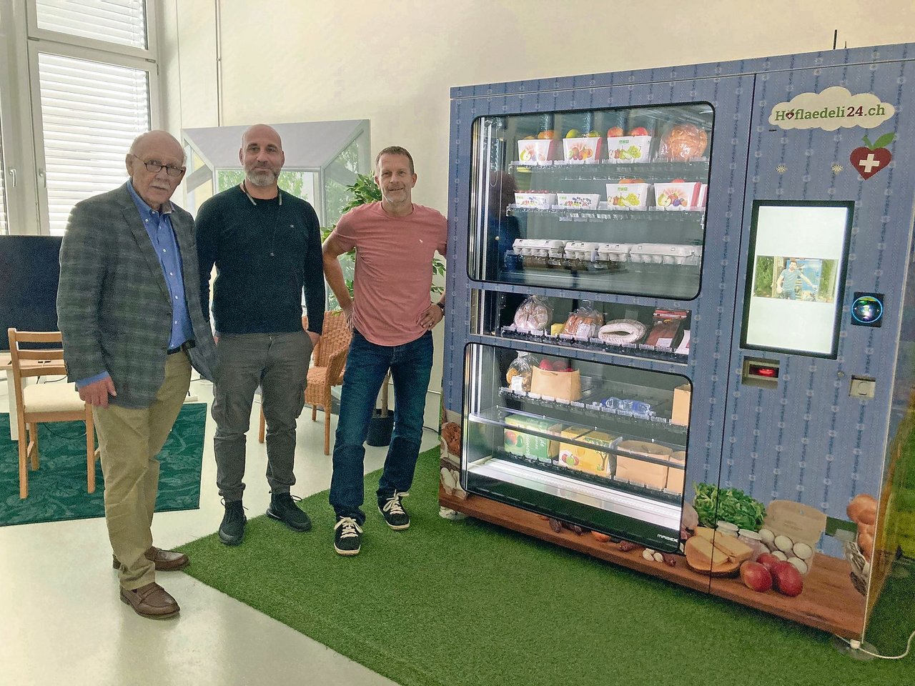 Werner Vogt und Giuseppe Milazzo von Cardedge GmbH sowie Marco Calzimiglia vom Zürcher Bauernverband (ZBV) zeigen einen Verkaufsautomaten von Hoflaedeli24.ch. (Bild Alexandra Stückelberger)