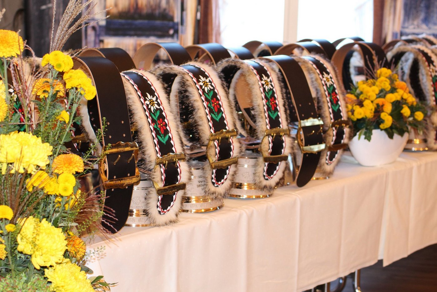 Die gravierte Glocke wird als Auszeichnung für 20 Jahre qualitativ hochwertiger Milch verliehen. (Bild VMMO)