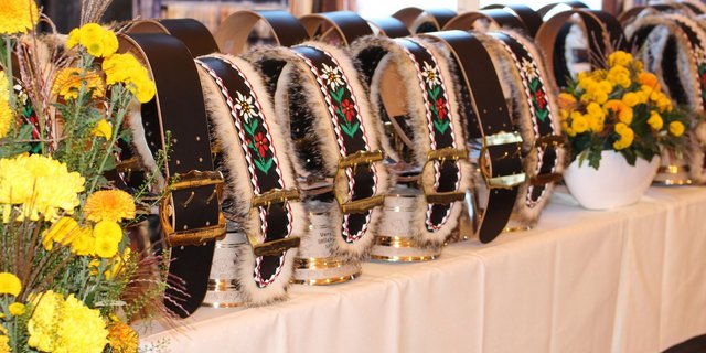 Die gravierte Glocke wird als Auszeichnung für 20 Jahre qualitativ hochwertiger Milch verliehen. (Bild VMMO)