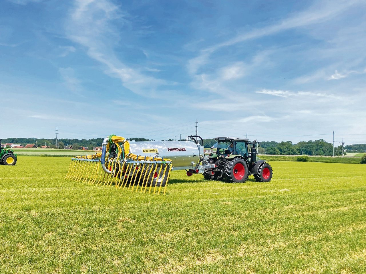 Ab Anfang 2022 darf Gülle grundsätzlich nur noch mit dem Schleppschlauch oder einer noch emissionsreduzierenderen Technik ausgebracht werden. (Bild Alexandra Stückelberger)