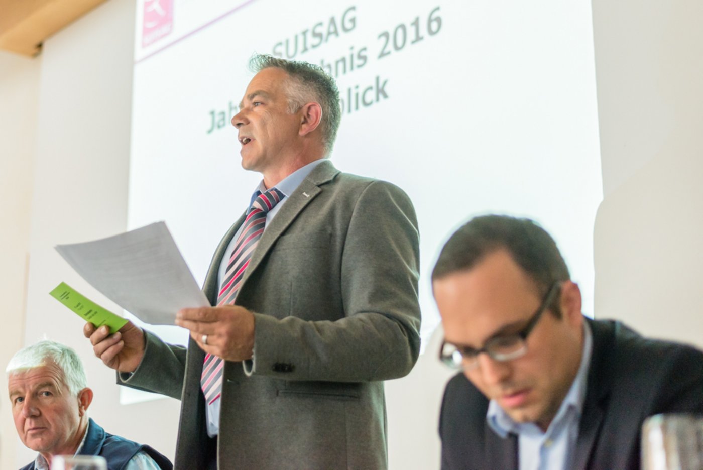 Jürg Barmettler war zufrieden mit der Leistung von Suisag. Geschäftsführer Matteo Aepli (rechts) und Vizepräsident André Hofer freuts. (Bild hja)