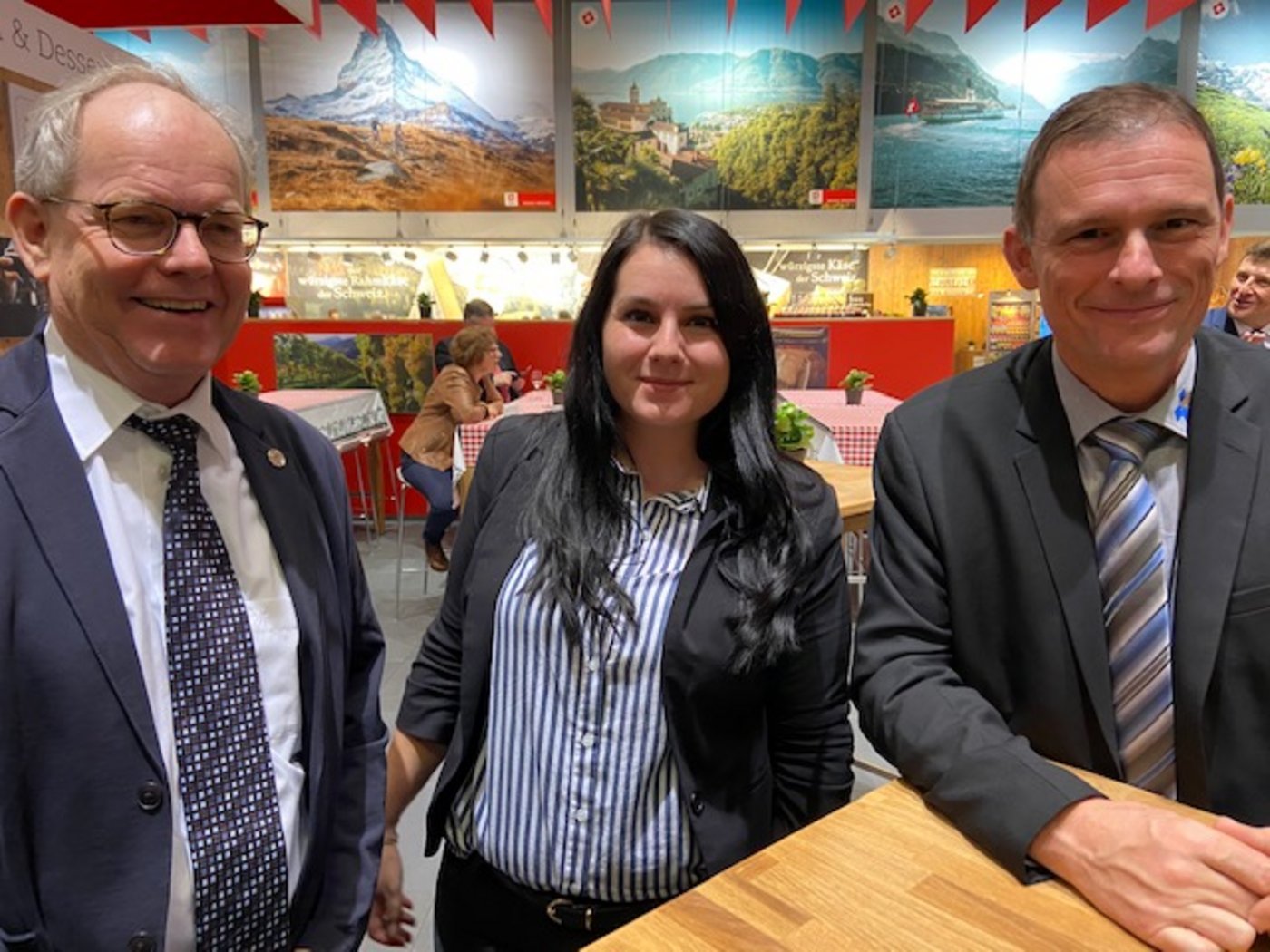 Schlüsselfiguren im Milch- und Käsegeschäft: Stefan Gasser und Luana Monopoli von Emmentaler Switzerland und VMMO-Präsident Hanspeter Egli (v.l.n.r.). (Bild akr)