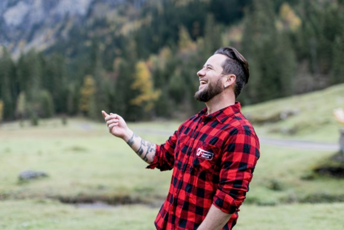 Marc Trauffer ist auch bekannt für sein Familienunternehmen, die «Trauffer Holzspielwaren AG», welche die bekannten Holzkühe herstellt. 