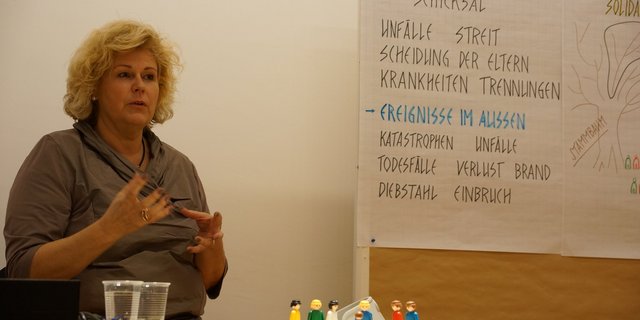 Das systemische Familienstellen zielt auf die unbewusste Ebene, auf der Familienmitglieder miteinander verbunden sind. Susanne Scherzinger bei ihrem Vortrag in Frick. (Bild Ruth Aerni)