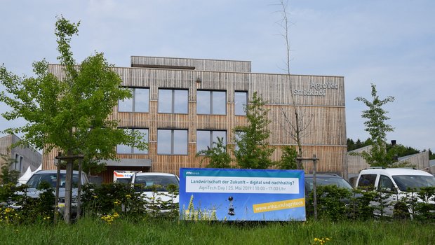 Am AgriTech Tag an der Landwirtschaftsschule in Lindau ZH wurden neue Technologien vorgestellt, die die landwirtschaftliche Produktion optimieren und Ressourcen schonen sollen. (Bild Katrin Erfurt)