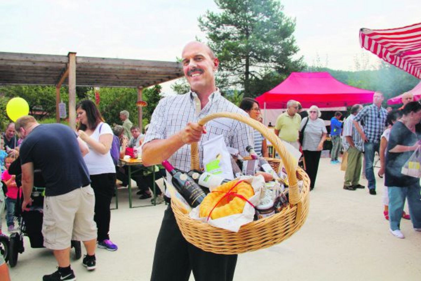 Lukas Kilcher präsentierte am Ebenraintag 2016 Regionalprodukte der Marke «Genuss aus Baselland». (Bild Benildis Bentolila)