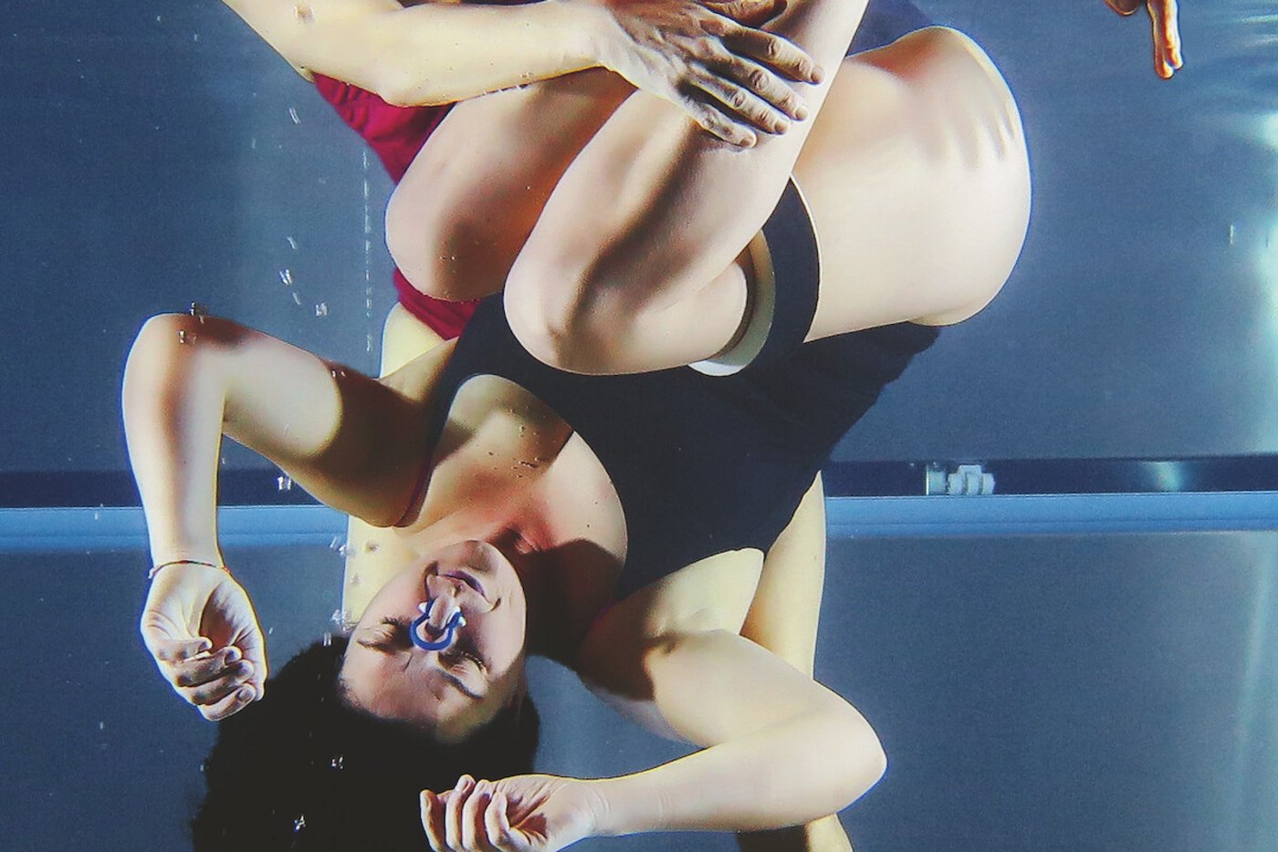 Entspannt kopfüber unter Wasser: Zum Wata gehören Unterwasser-Sequnzen. (Foto Pia Neuenschwander)