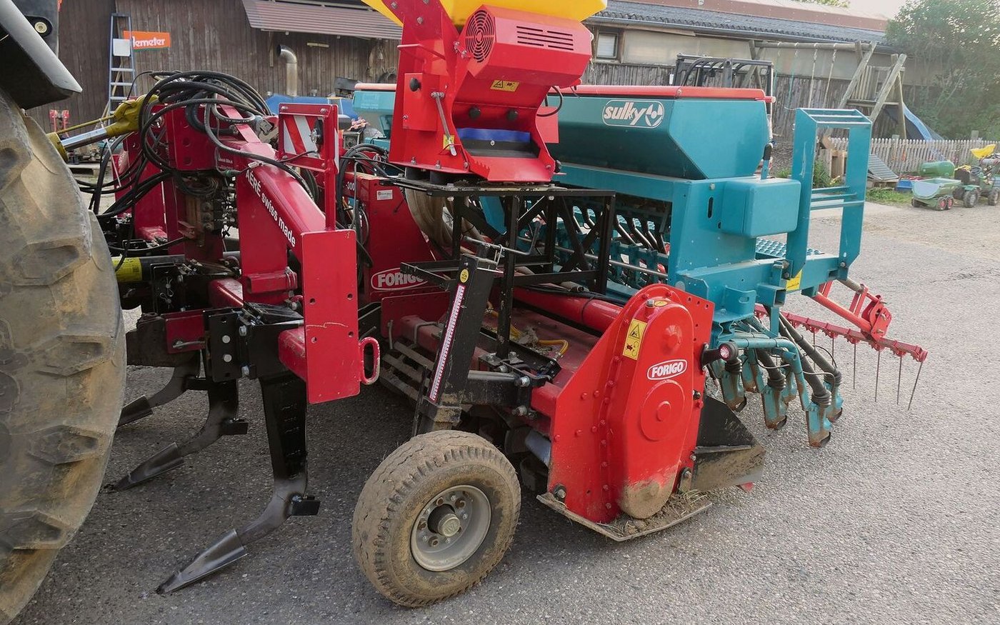 Die selbst konstruierte Gerätekombination erlaubt es, in einem einzigen Durchgang den Boden zu lockern, zu bearbeiten und zu säen.