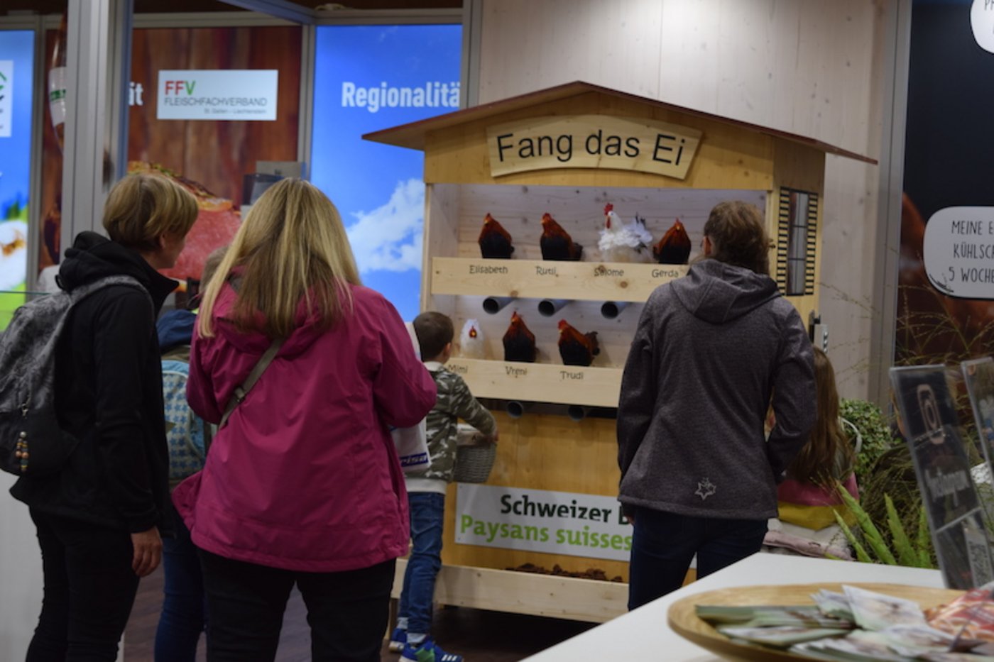 Am Stand des St. Galler Bauernverbands kann man sich im Eierfangen versuchen.