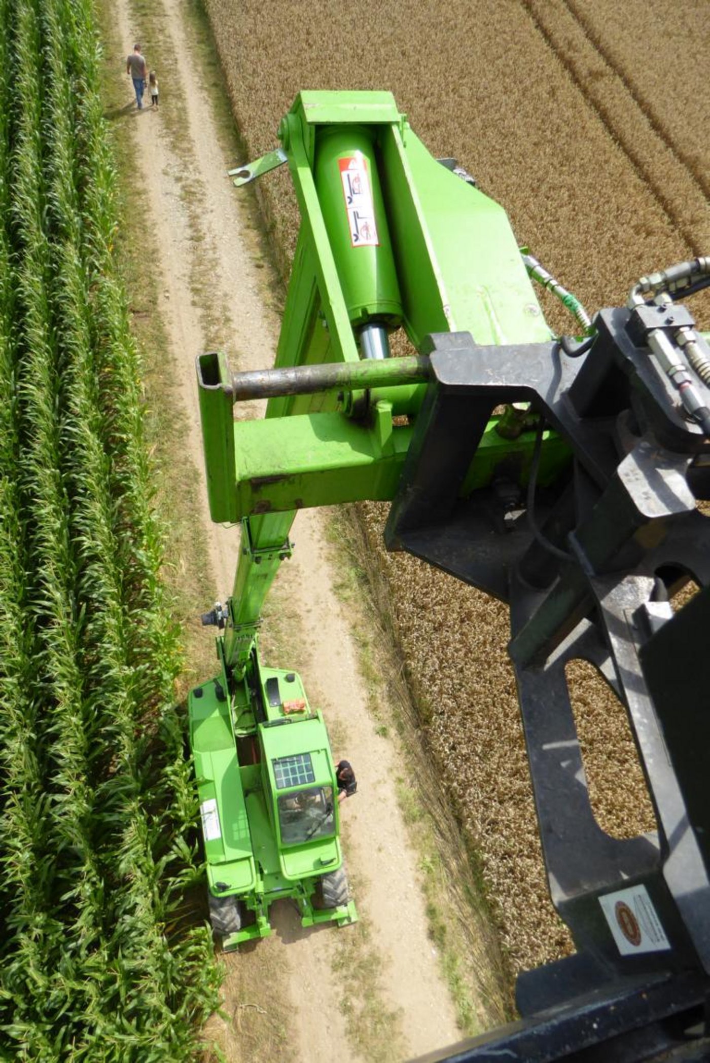 Blick von der Hebebühne hinunter zum Traktor.