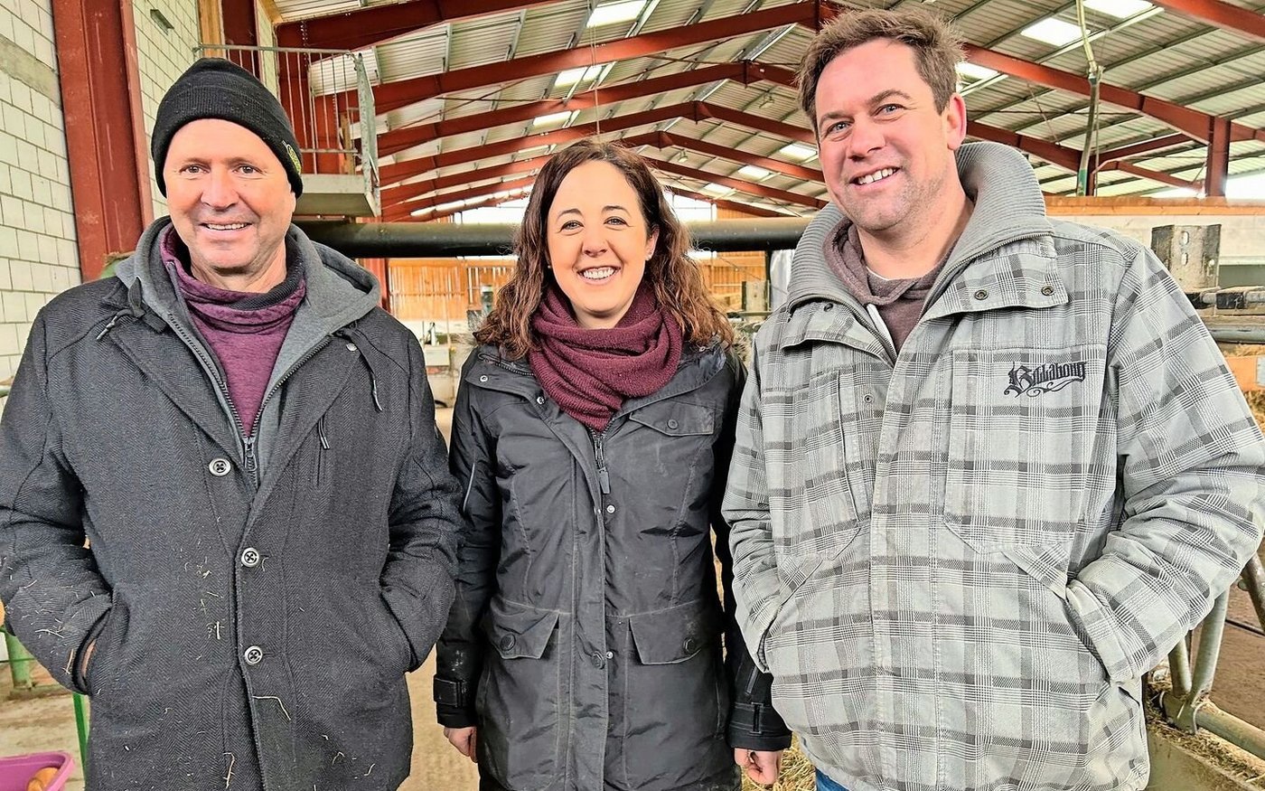 Daniel Vetterli (l.), Präsident der Thurgauer Milchproduzenten, organisierte die Exkursion auf den Hof von Rebekka und Benjamin Gasser in Schleitheim.