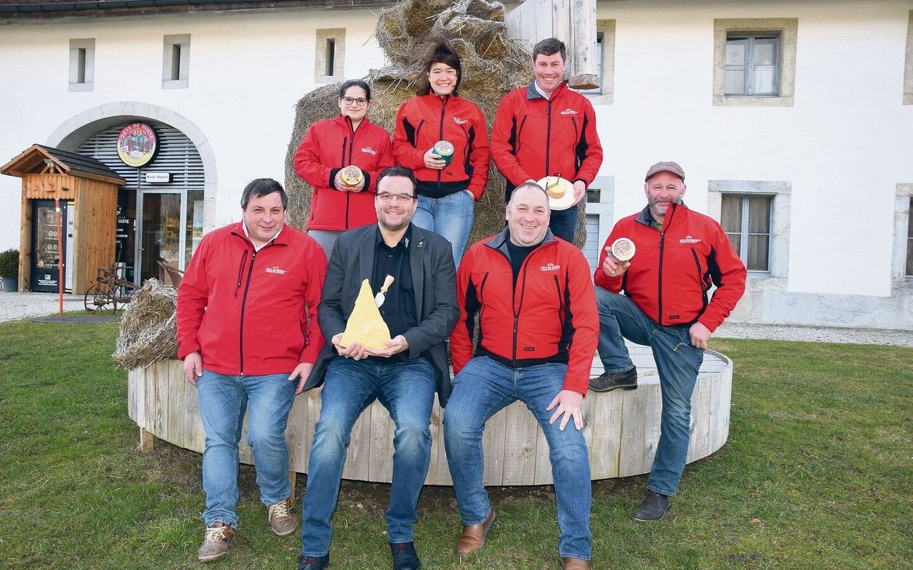 OK-Präsident Markus Gerber (vorne rechts), neben ihm der Geschäftsführer von Sbrinz Switzerland, Stefan Heller, sowie die Verantwortlichen des 7. Tête-de-Moine-Festes in Bellelay. 