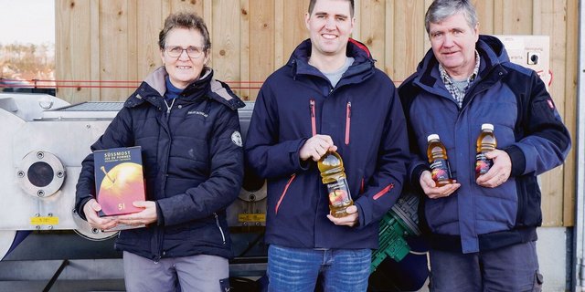 Sie sind ein eingespieltes Team: der Betriebsleiter Simon Gschwind mit seinen Eltern Brigitta und Werner. Gemeinsam bewirtschaften sie den Hof Sennmatt mit viel Herzblut.