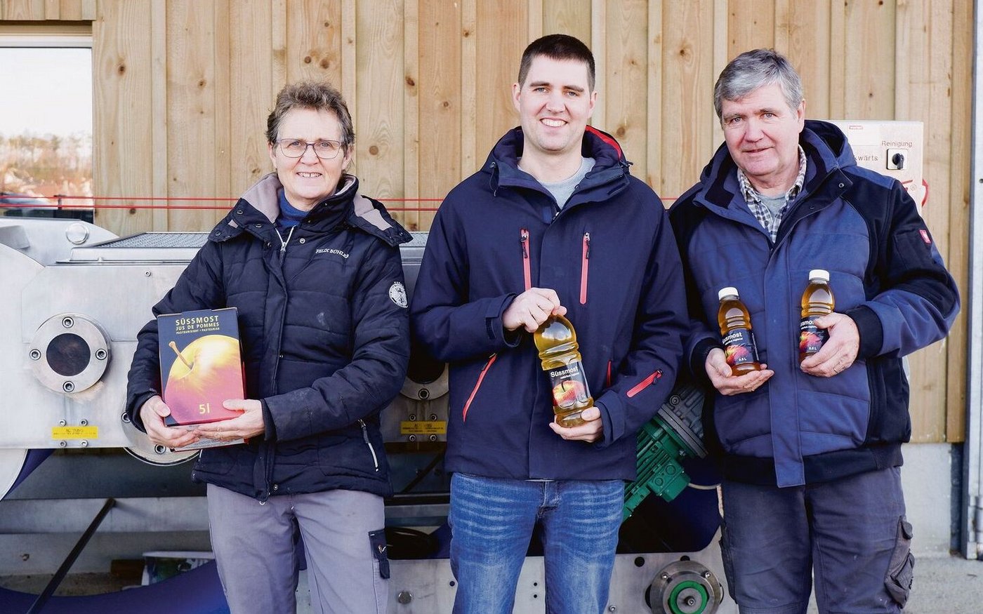 Sie sind ein eingespieltes Team: der Betriebsleiter Simon Gschwind mit seinen Eltern Brigitta und Werner. Gemeinsam bewirtschaften sie den Hof Sennmatt mit viel Herzblut.