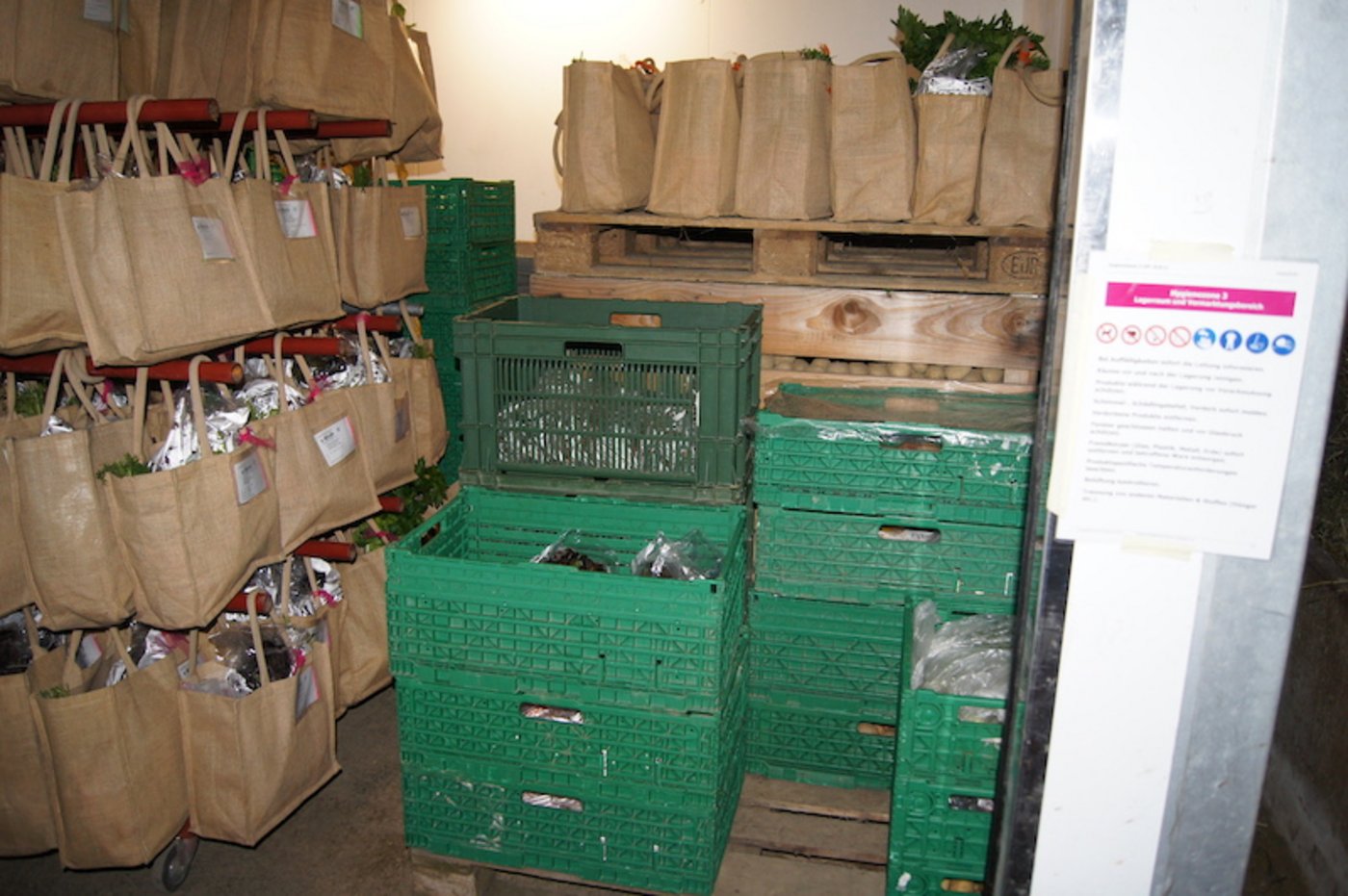 Ordnung und Sauberkeit sind im Warenlager ebenso wichtig wie im Verkaufsbereich. (Bild Regina Moser)