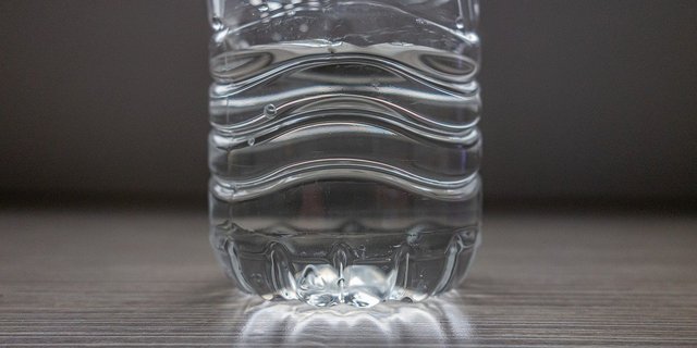 Die im Evian gefundenen Mengen liegen 16mal unter dem Grenzwert des Bundes. (Bild Pixabay)