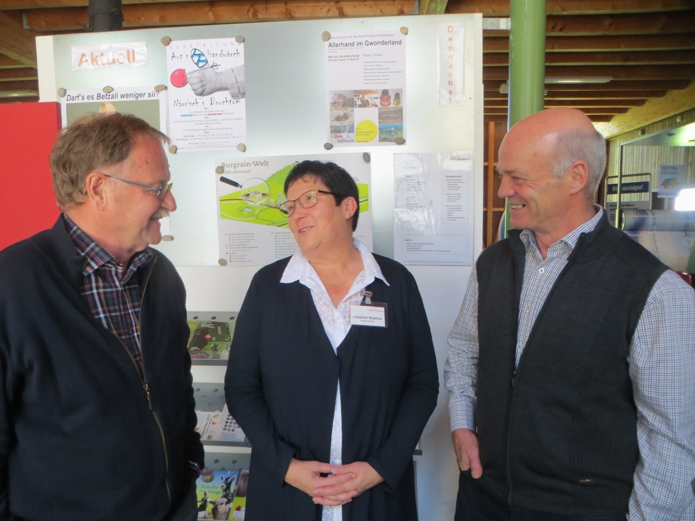 Entspannte Stimmung herrschte nach der informativen Tonbildschau des Willisauer Geologen Dr.  Bruno Bieri (links) über die benachbarte Burgruine Kastelen und zum zahlreichen GV-Besuch bei Museumleiterin Beatrice Limacher und Walter Haas als Präsident des Vereins Schweiz. Agrarmuseum. (Bild Verein Schweizerisches Agrarmuseum)