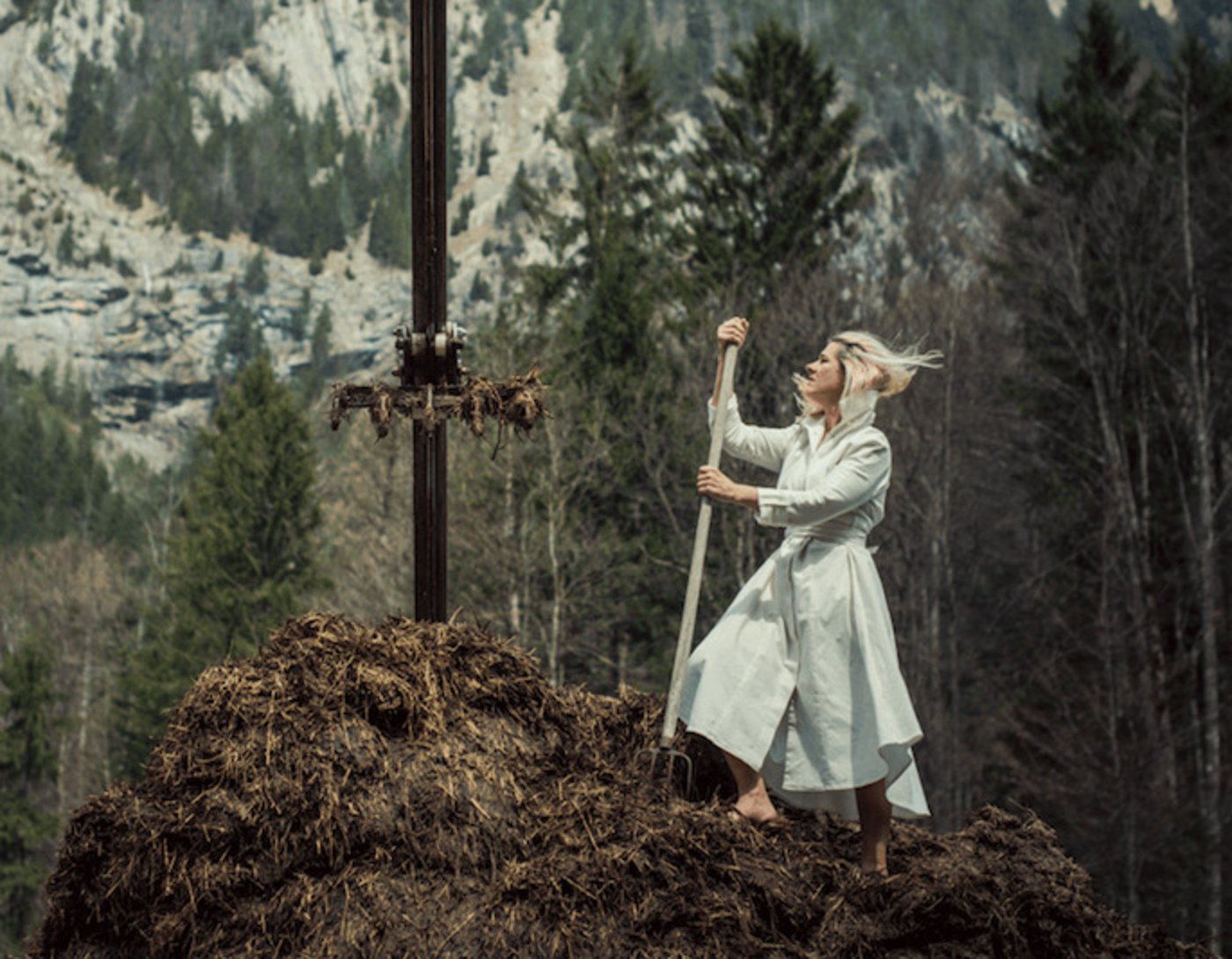 Ein Konzept-Bild mit weissem Kleid. Bei der Performance kam schlussendlich ein etwas praktischeres Hosenkleid zum Einsatz. (Bild zVg)