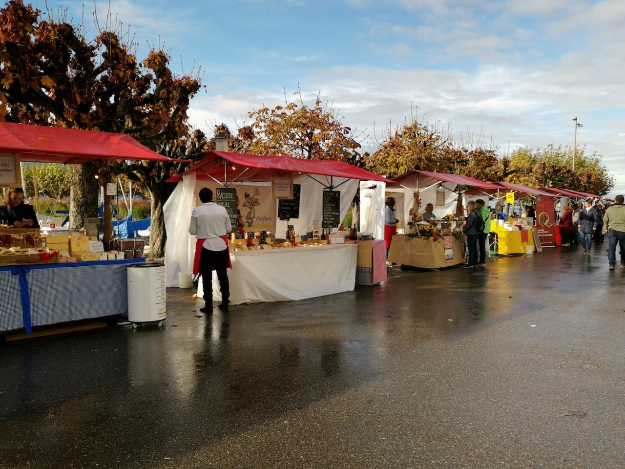 Die Marktstände des 6. Käsefestivals in Rapperswil-Jona. (Bild zVg)