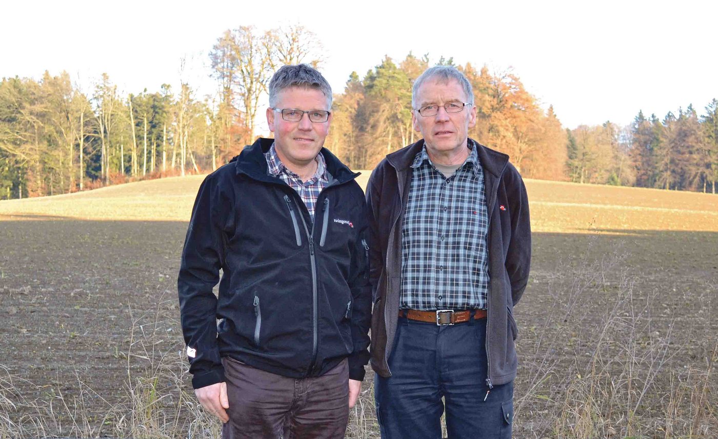 Andreas Bigler (links) wird neu als Sire Analyst zuständig für das Swiss Fleckvieh und die Simmentaler sein. Sein Vorgänger Hansueli von Steiger geht in die verdiente Pension. (Bild Peter Fankhauser)