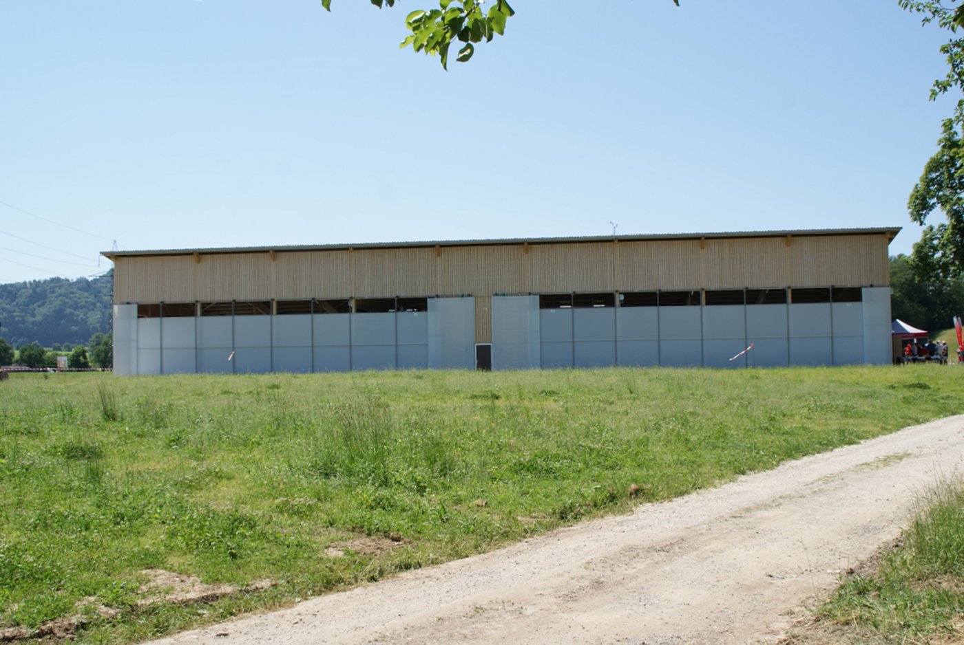 So präsentiert sich der Versuchsstall von aussen. 