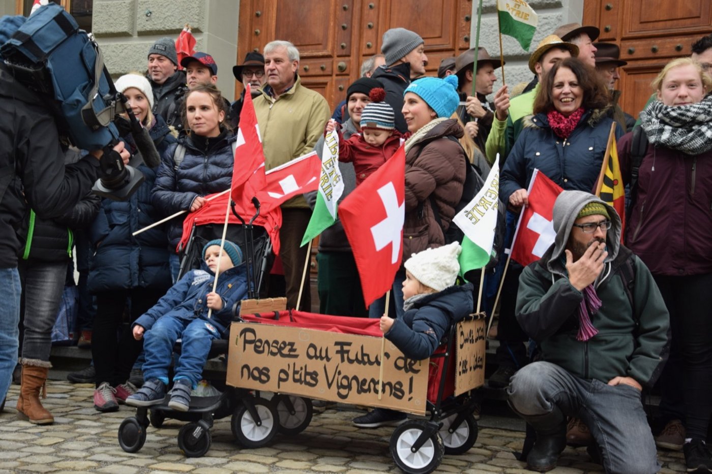 Die rund 200 Demonstranten reisten vor allem aus den Westschweizer Weinbaukantonen an. Auch die Kleinsten waren mit dabei. (Bilder jw)