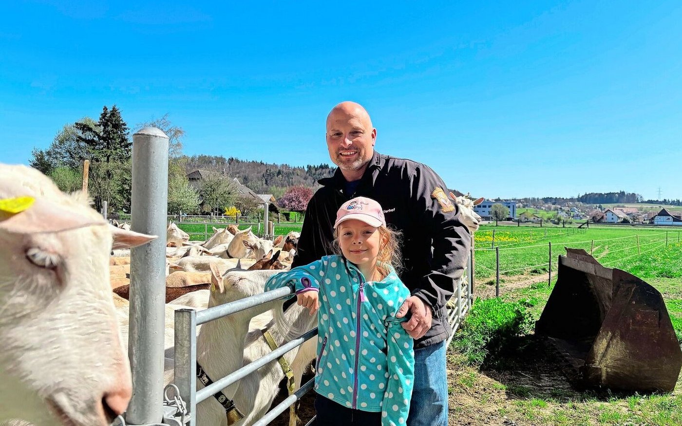 Ein aussergewöhnliches Konzept: Auf dem Betrieb von Peter Blaser werden die Schafe und Ziegen in einem Stall gehalten. Auch Tochter Nora hilft bereits gerne auf dem Betrieb mit. 