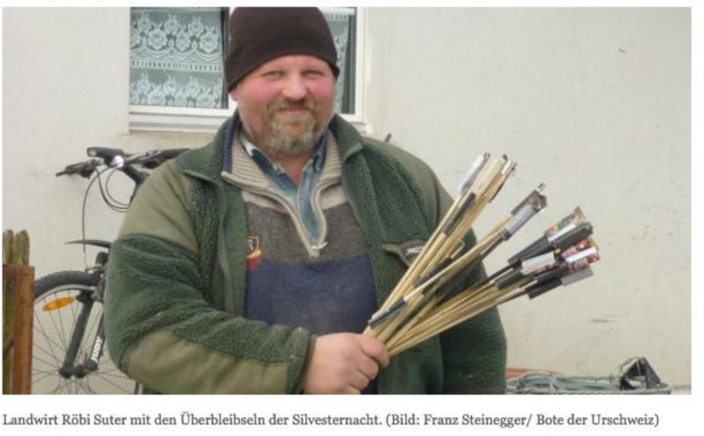 Landwirt Röbi Suter muss regelmässig Silvesterresten aufräumen, so berichtet «20Minuten». (Bild Screenshot «20 Minuten»)