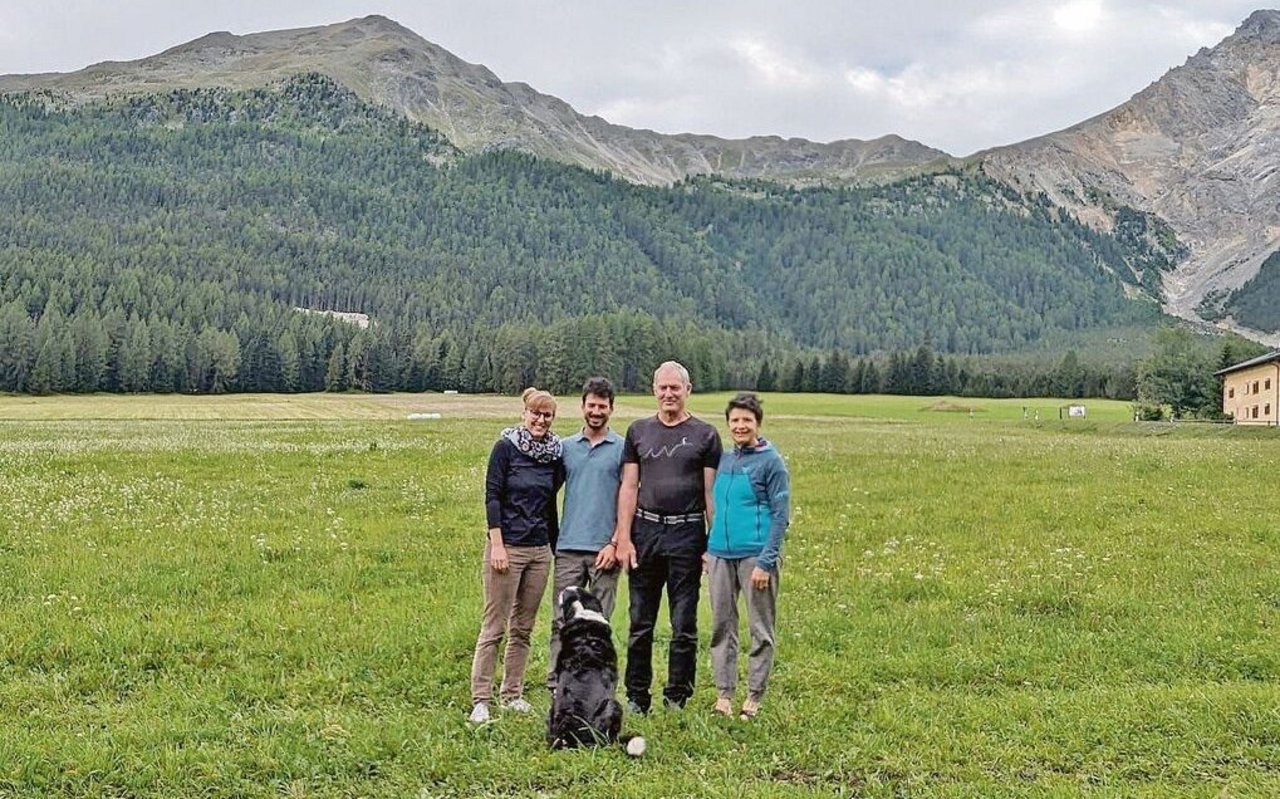 Das Betriebsleiterpaar Andrea Maria Eggenschwiler und Jachen Armon Pitsch mit den Eltern Daniel und Mengelsa Pitsch.